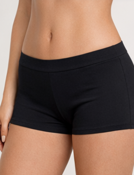 Vue de face d’un boxer menstruel noir porté par un mannequin, coupe confortable et couvrante.