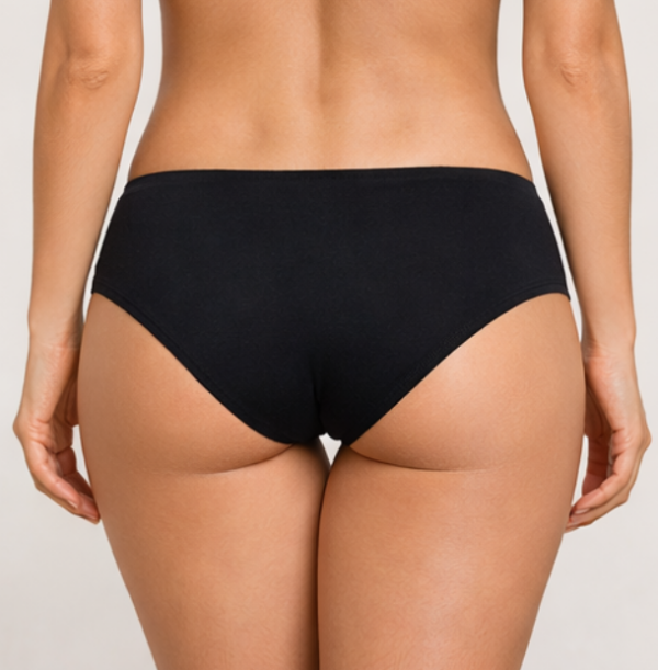 Vue de dos d’une culotte menstruelle taille basse noire portée par un mannequin, coupe simple et ajustée.