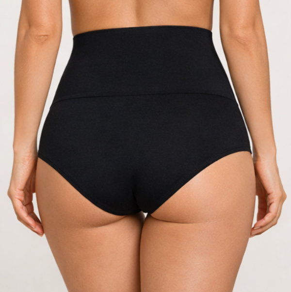 Vue de dos d’une culotte menstruelle taille haute noire portée par un mannequin, coupe couvrante et ajustée.