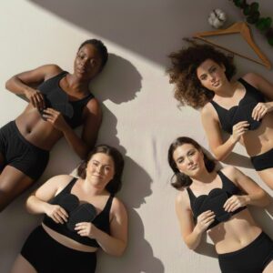 4 femmes qui portes nos sous vêtements menstruels avec deux pads dans la mains