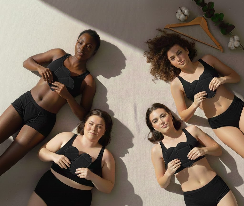 4 femmes qui portes nos sous vêtements menstruels avec deux pads dans la mains