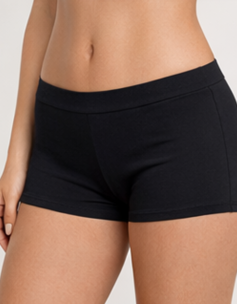 Vue de face d’un shorty menstruel noir porté par un mannequin, coupe confortable et couvrante.